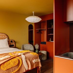 Studio City Lit King-Size